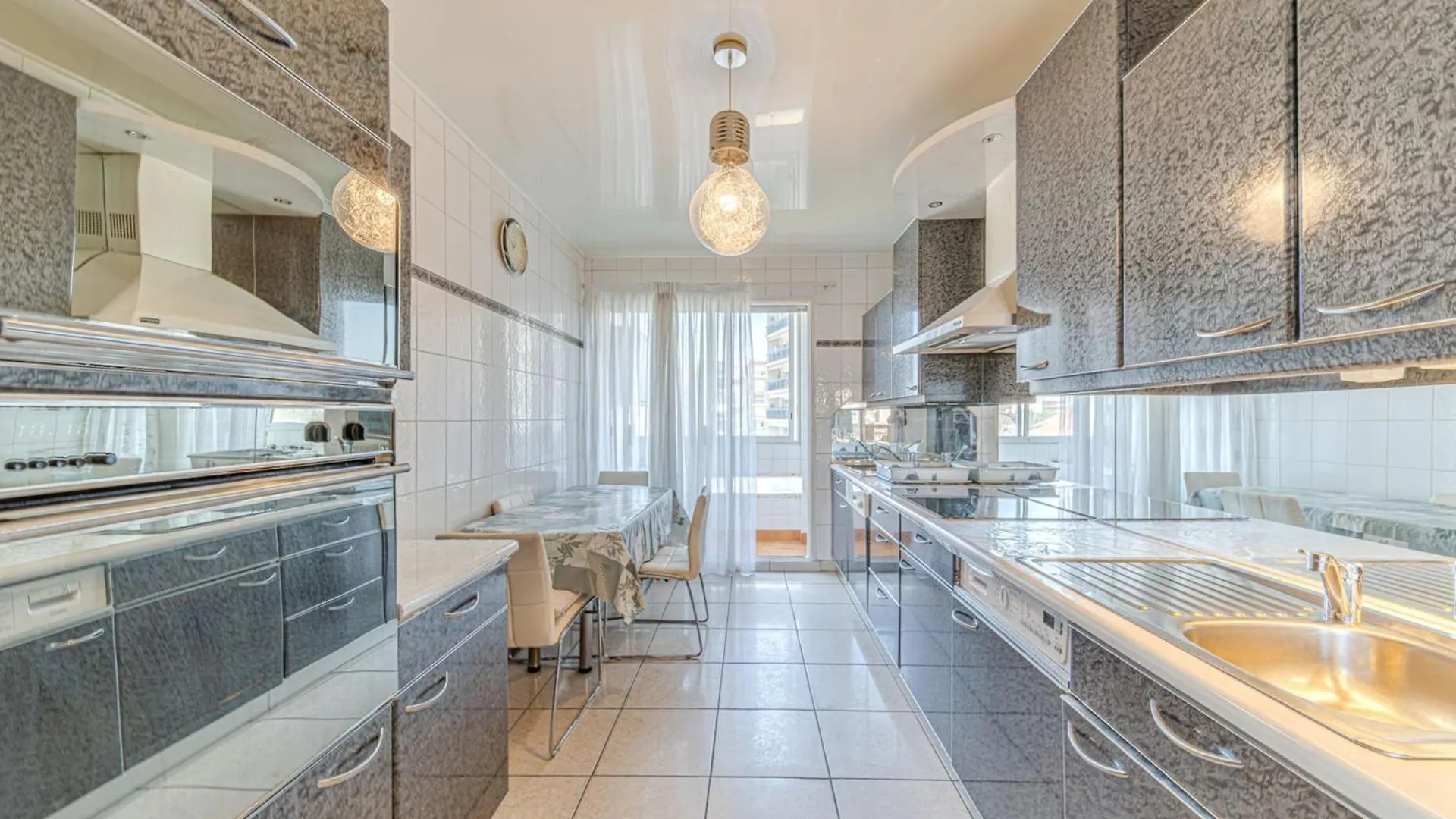 Spacious 3-Bedroom Apartment With Balcony Gratte Ciel Villeurbanne Frankrike