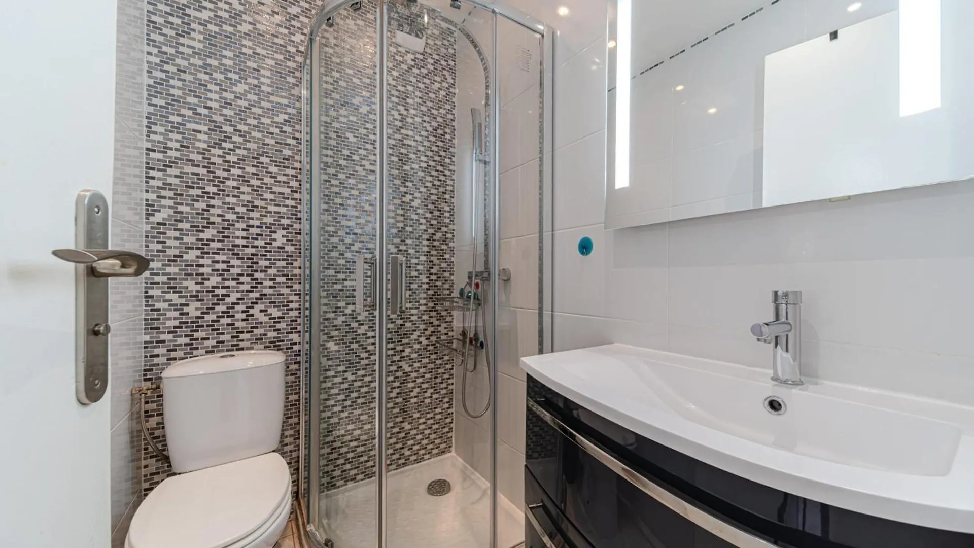 Spacious 3-Bedroom Apartment With Balcony Gratte Ciel Villeurbanne