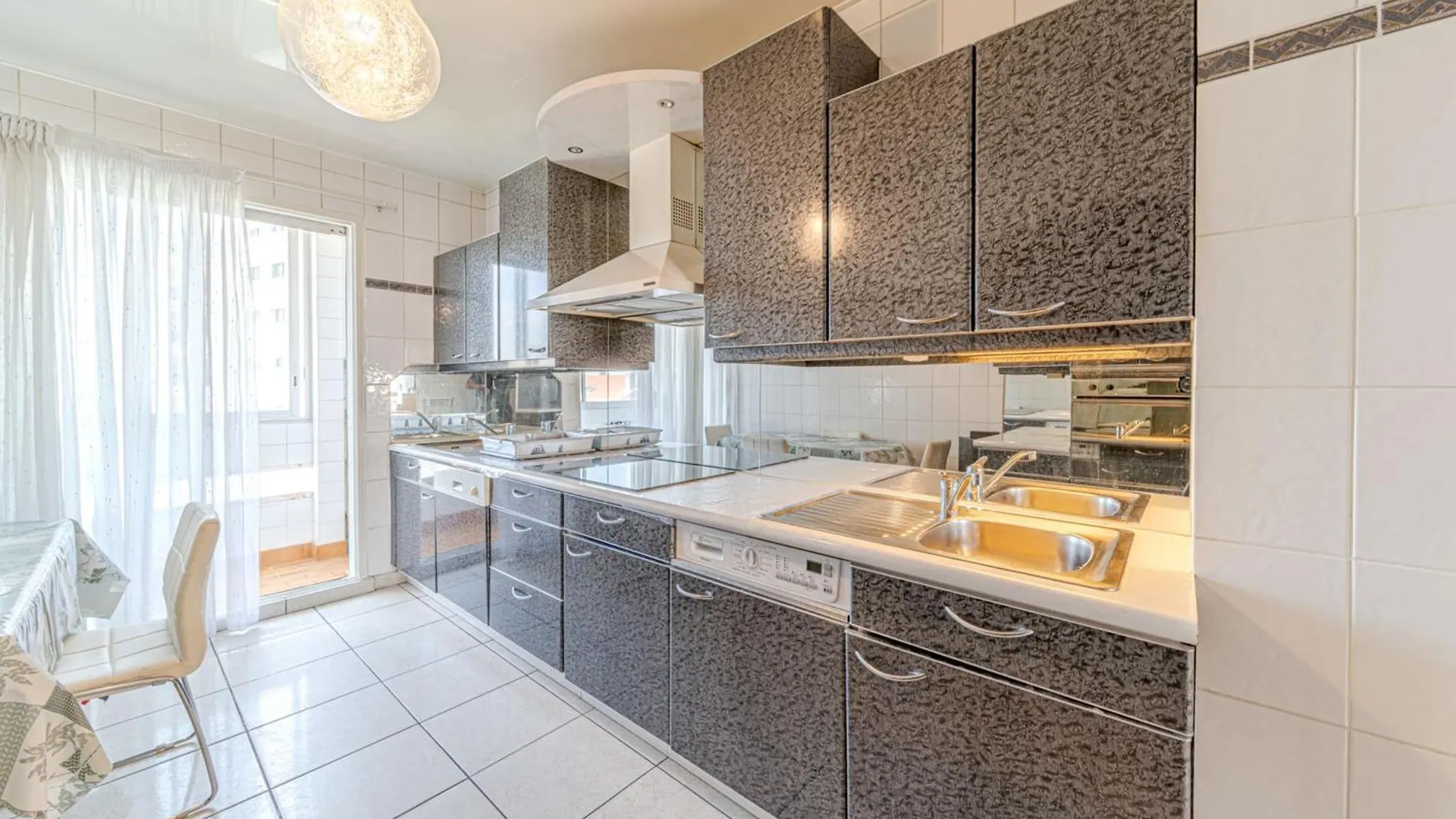 Spacious 3-Bedroom Apartment With Balcony Gratte Ciel Villeurbanne Frankrike